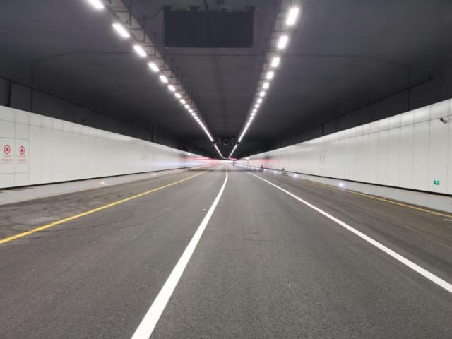 隧道里行驶为什么不能变道？(图3)